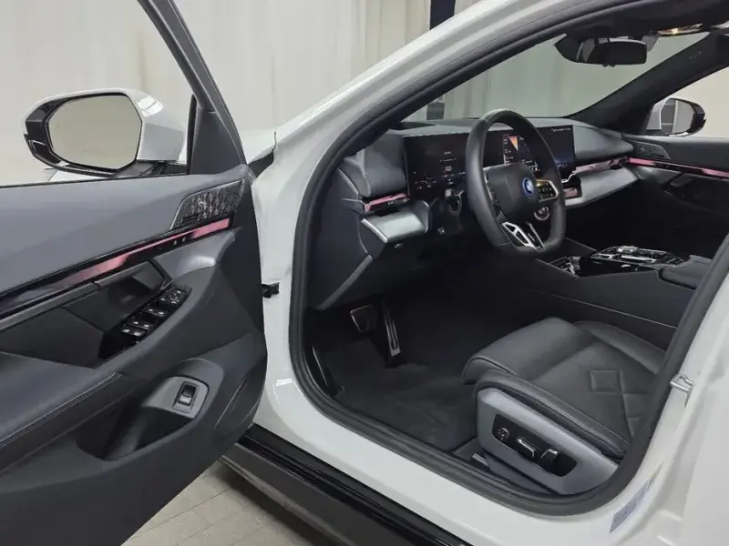 2025 BMW i5 с пробегом 22 848 км