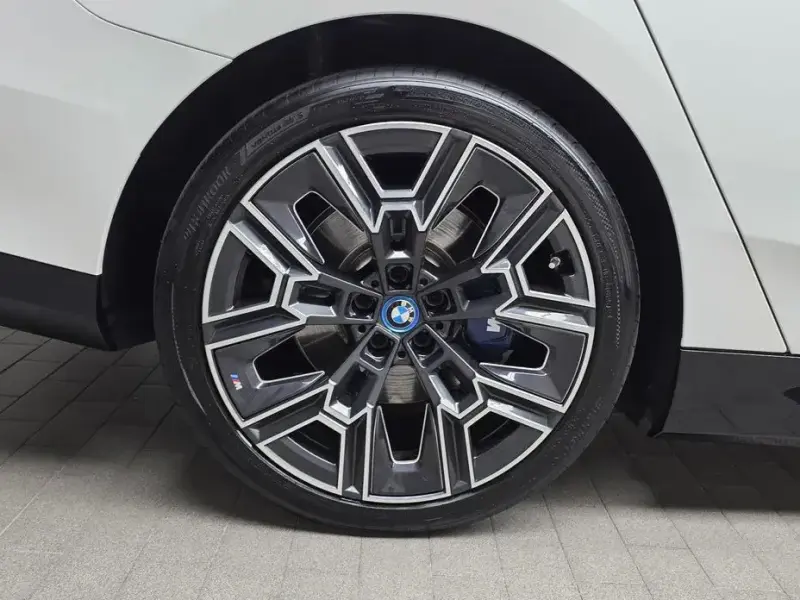 2025 BMW i5 с пробегом 22 848 км