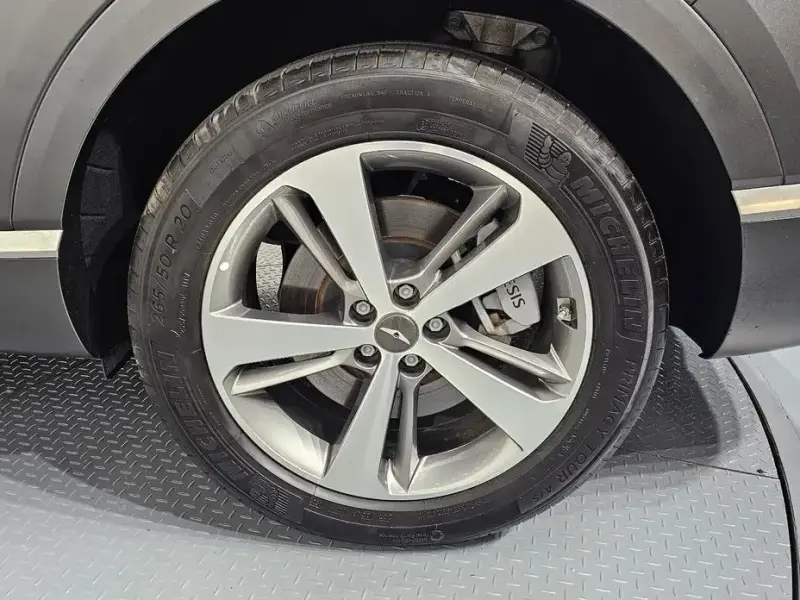 2023 Genesis GV80 с пробегом 28 477 км