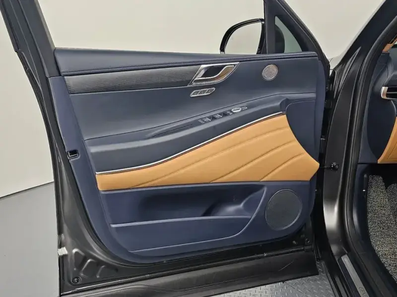 2023 Genesis GV80 с пробегом 28 477 км