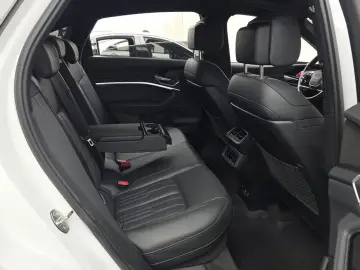 2022 Audi e-tron с пробегом 141 842 км