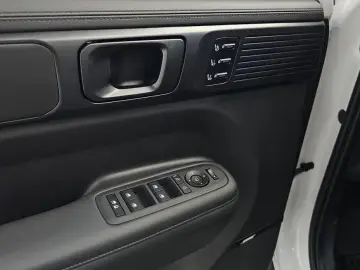 2025 Hyundai Santa Fe с пробегом 9 030 км