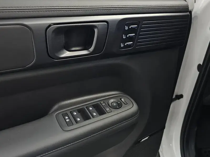 2025 Hyundai Santa Fe с пробегом 9 030 км