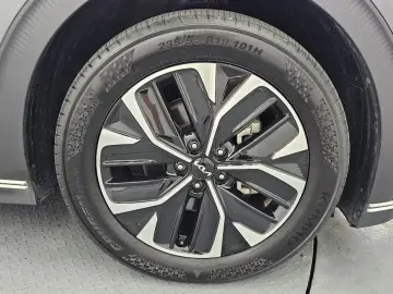 2023 Kia EV6 с пробегом 42 247 км