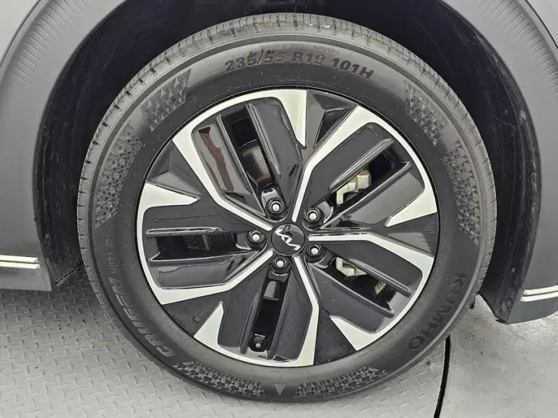 2023 Kia EV6 с пробегом 42 247 км