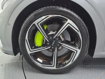 2023 Kia EV6 с пробегом 16 302 км