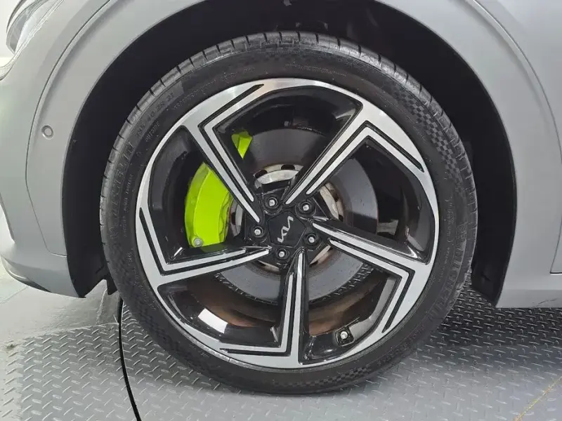 2023 Kia EV6 с пробегом 16 302 км