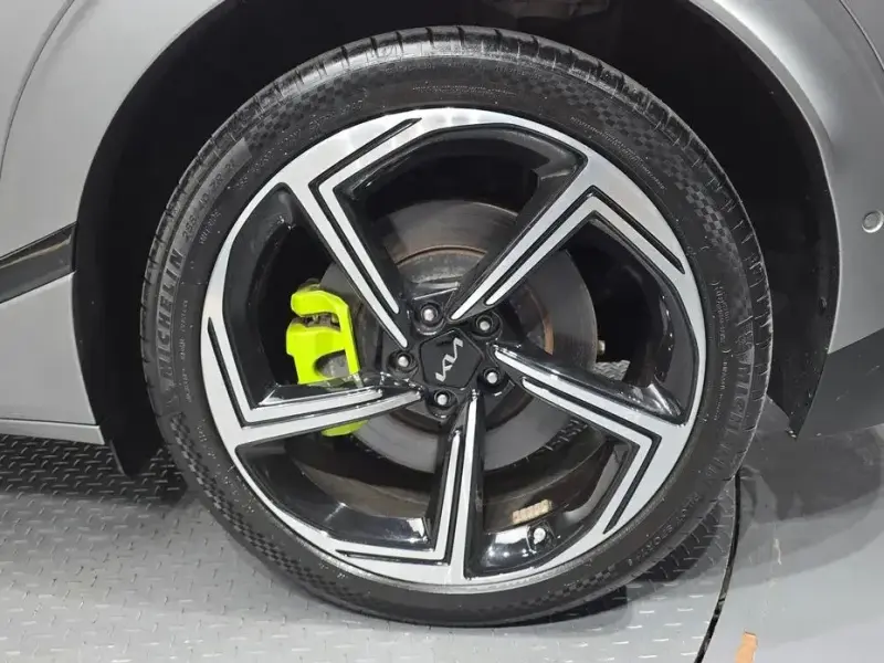 2023 Kia EV6 с пробегом 16 302 км