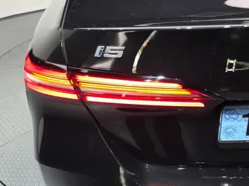 2025 BMW i5 с пробегом 22 937 км