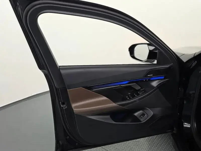 2025 BMW i5 с пробегом 22 937 км