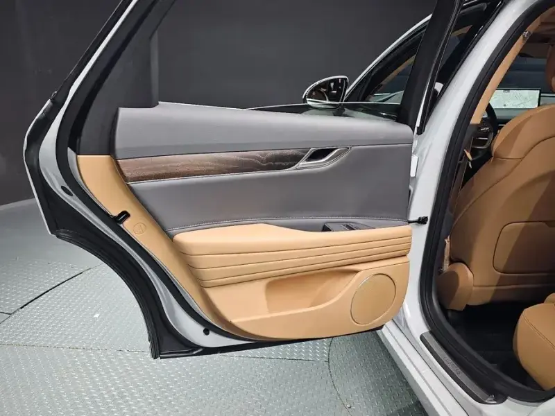 2023 Genesis G80 с пробегом 27 492 км