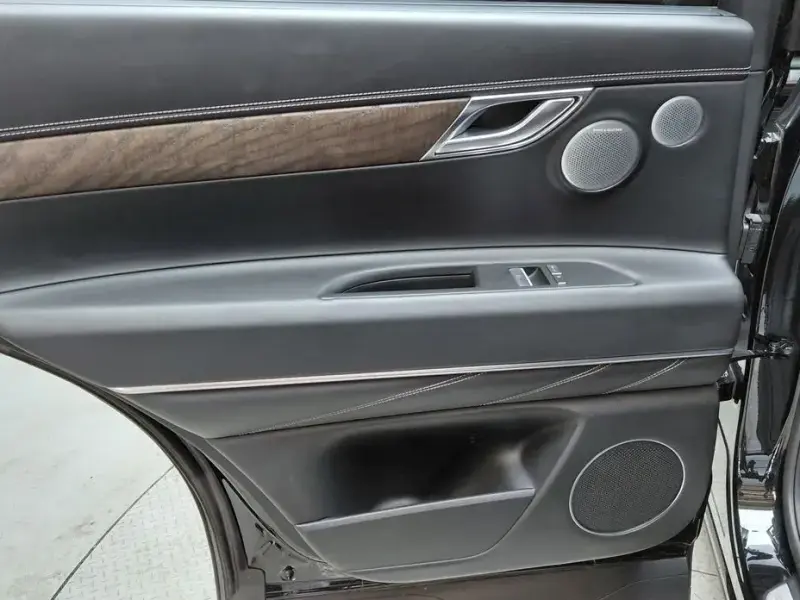 2023 Genesis GV80 с пробегом 65 089 км