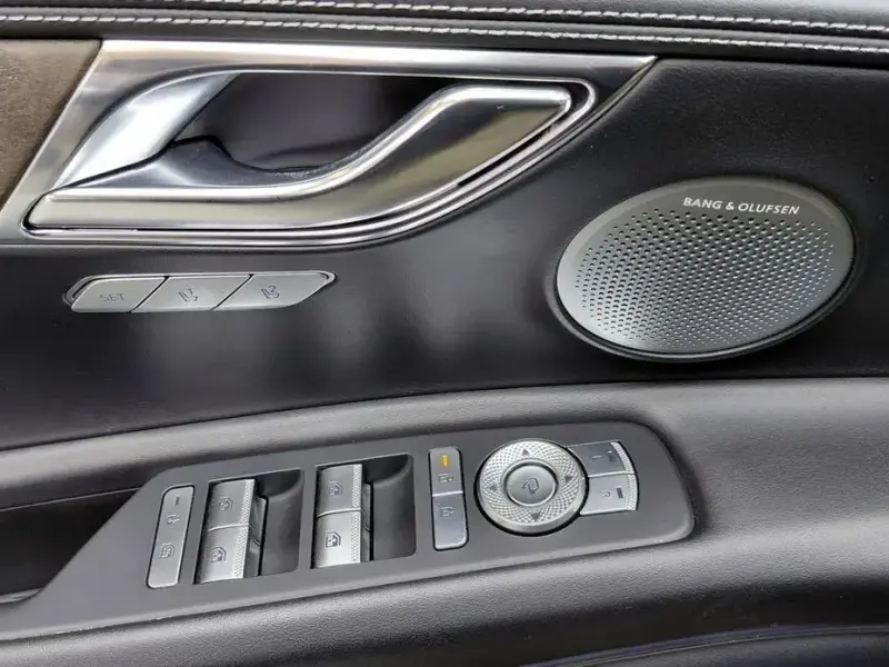 2023 Genesis GV80 с пробегом 65 089 км