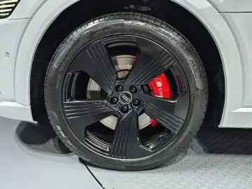 2021 Audi e-tron с пробегом 129 194 км