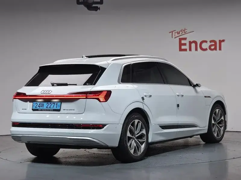 2020 Audi e-tron с пробегом 65 403 км