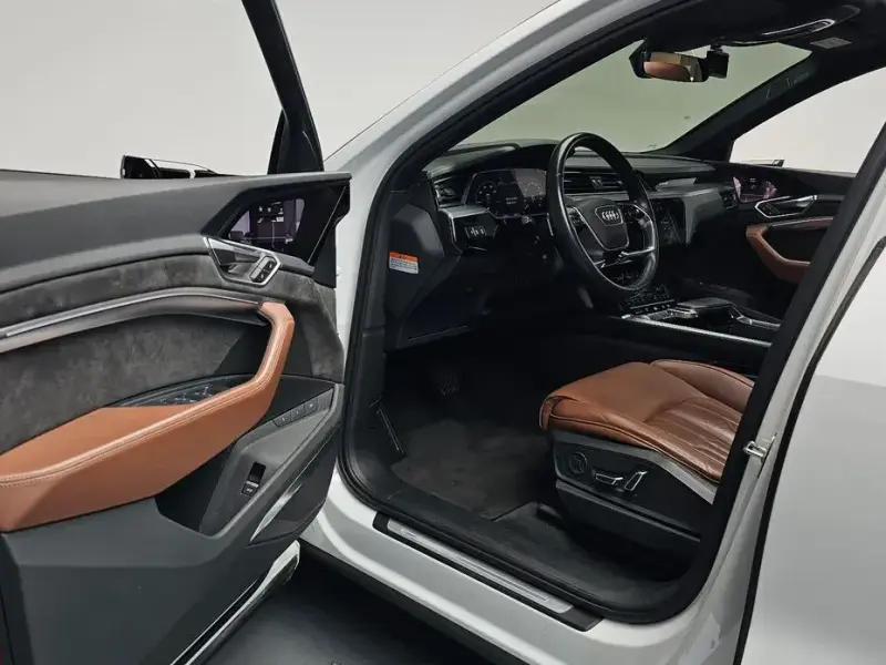 2020 Audi e-tron с пробегом 65 403 км