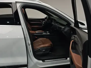 2020 Audi e-tron с пробегом 65 403 км