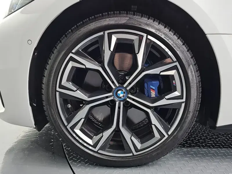 2022 BMW i4 с пробегом 71 017 км