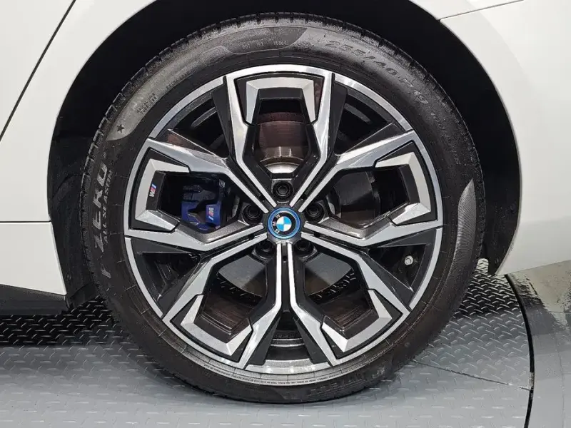 2022 BMW i4 с пробегом 71 017 км