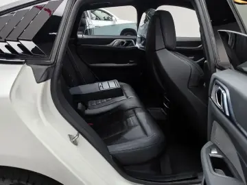 2022 BMW i4 с пробегом 56 927 км