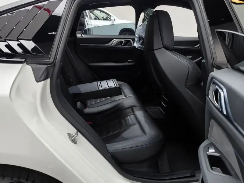 2022 BMW i4 с пробегом 56 927 км