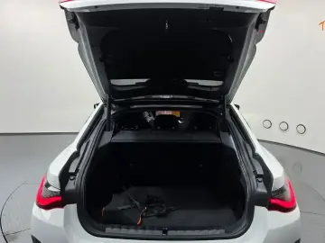 2022 BMW i4 с пробегом 56 927 км