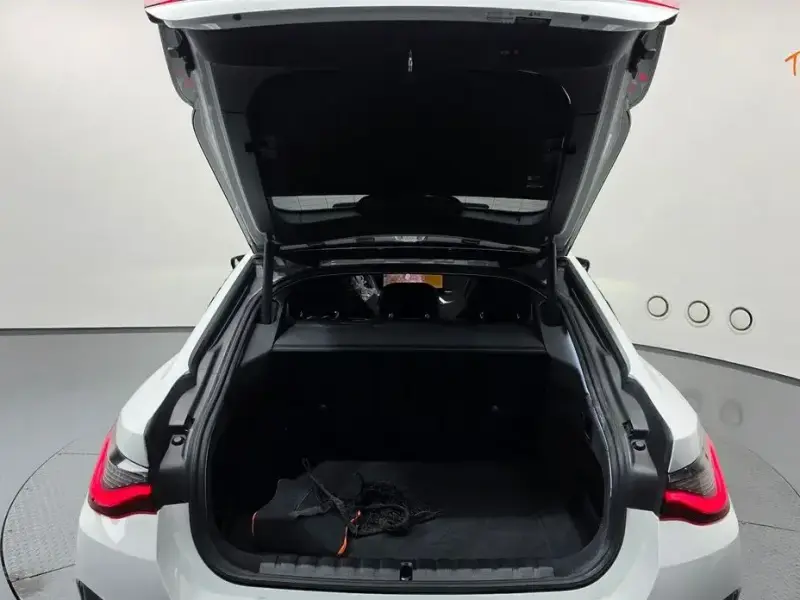 2022 BMW i4 с пробегом 56 927 км