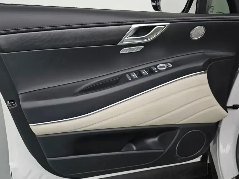 2023 Genesis GV80 с пробегом 28 418 км