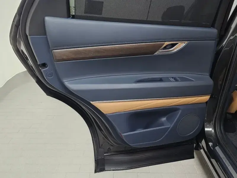 2023 Genesis GV80 с пробегом 40 251 км
