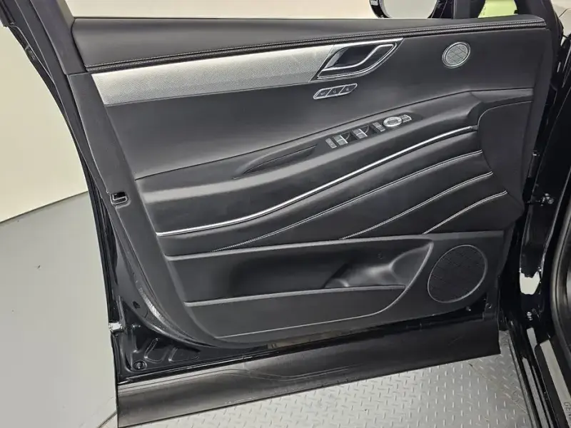 2023 Genesis GV80 с пробегом 10 617 км