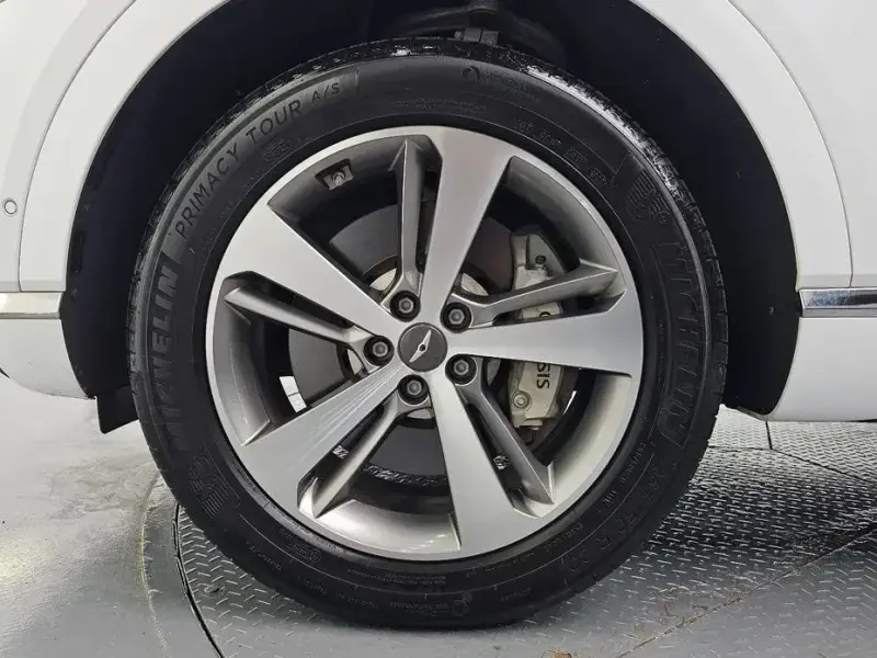 2023 Genesis GV80 с пробегом 28 083 км