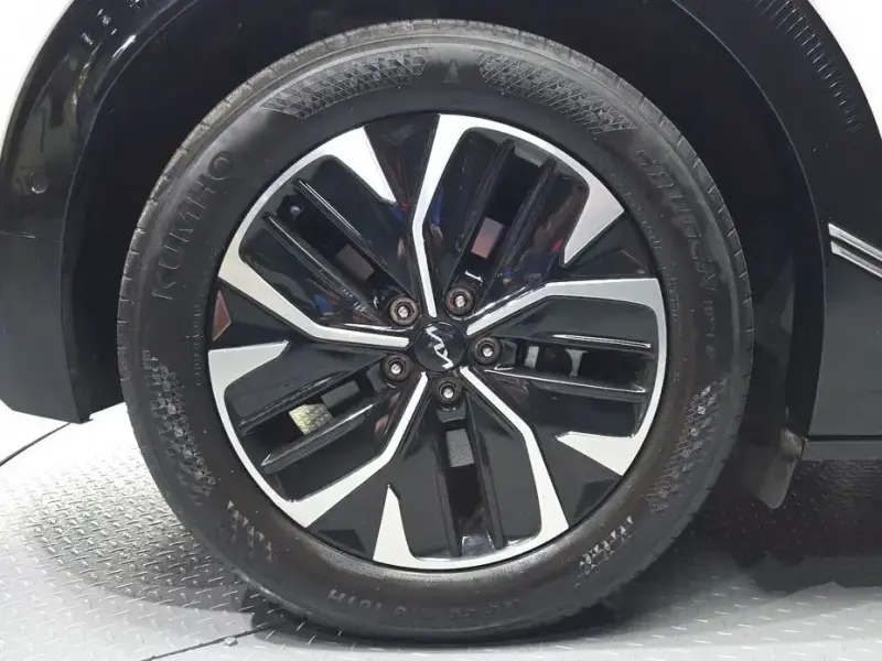 2023 Kia EV6 с пробегом 27 579 км