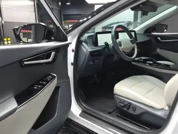 2023 Kia EV6 с пробегом 27 579 км