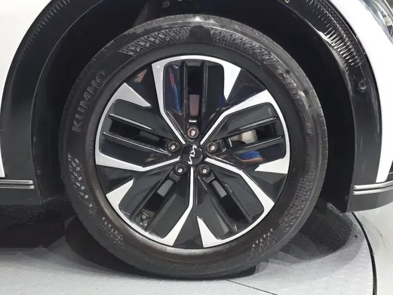 2023 Kia EV6 с пробегом 27 579 км