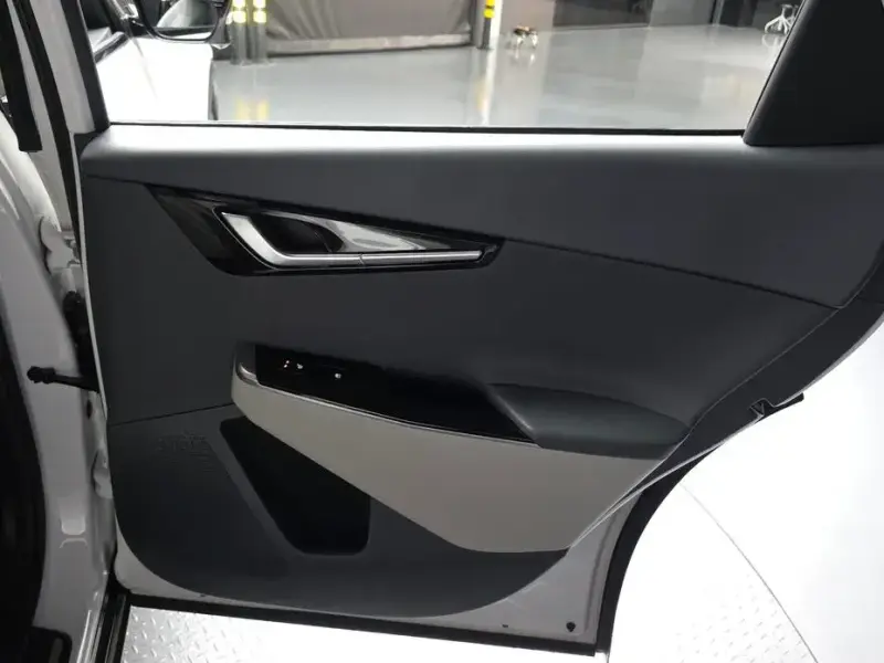 2023 Kia EV6 с пробегом 27 579 км