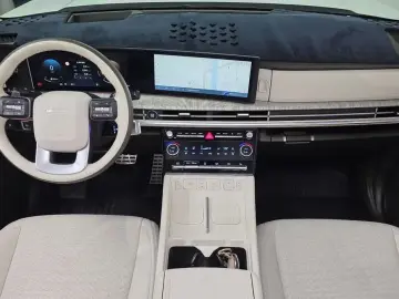 2025 Hyundai Santa Fe с пробегом 13 294 км