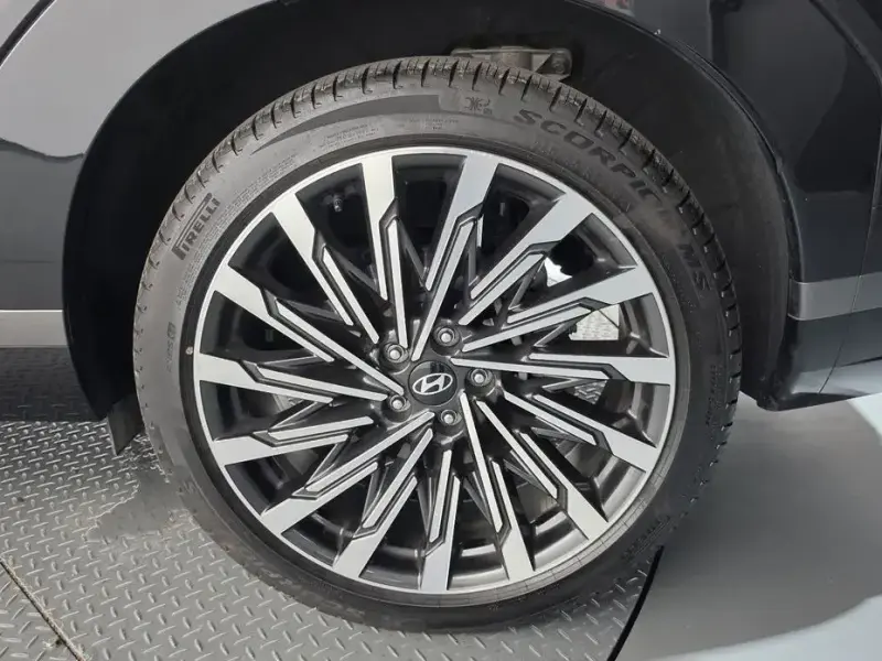2025 Hyundai Santa Fe с пробегом 16 196 км