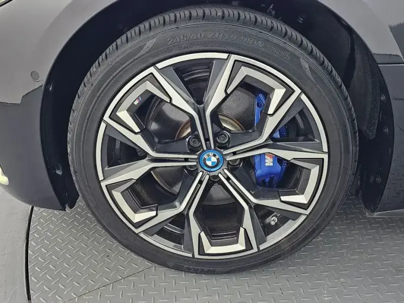 2023 BMW i4 с пробегом 46 337 км