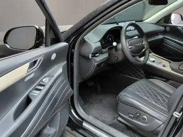 2023 Genesis GV80 с пробегом 28 133 км
