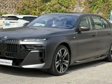 BMW i7