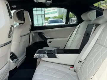 2024 BMW i7 с пробегом 5 635 км