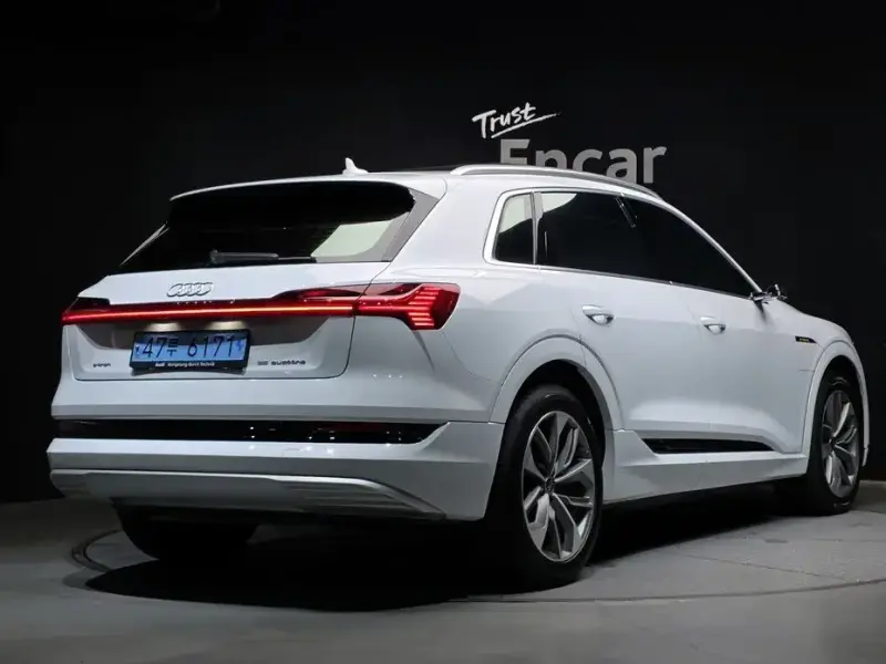 2022 Audi e-tron с пробегом 83 928 км