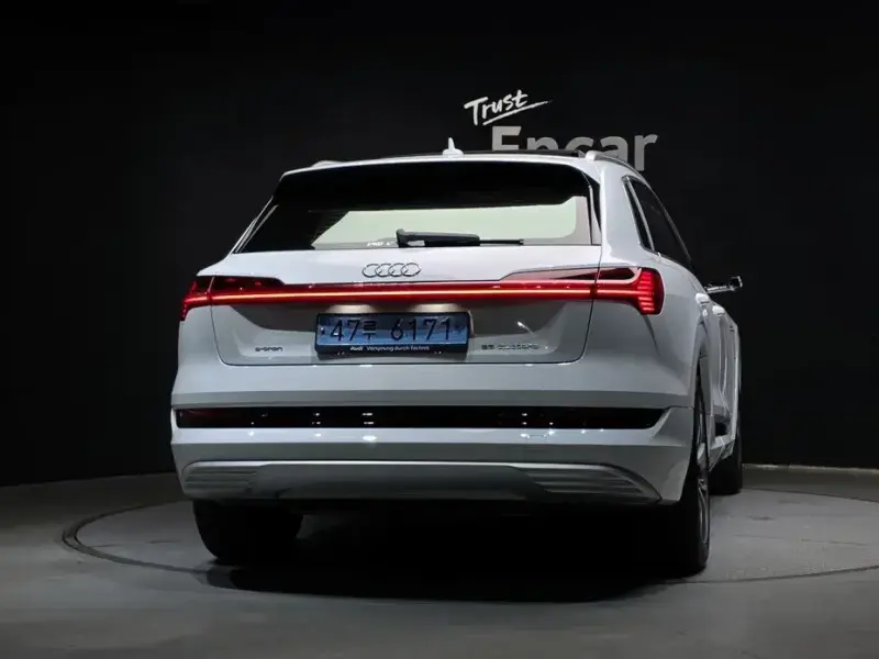 2022 Audi e-tron с пробегом 83 928 км