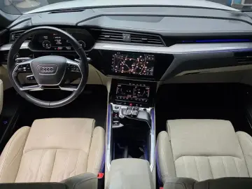2022 Audi e-tron с пробегом 83 928 км