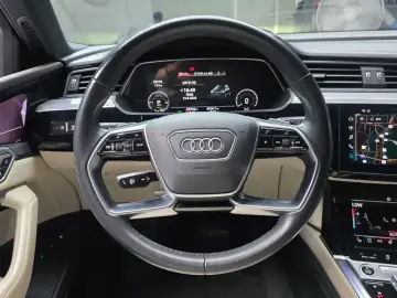2022 Audi e-tron с пробегом 83 928 км