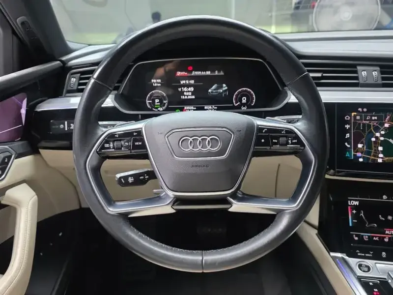 2022 Audi e-tron с пробегом 83 928 км