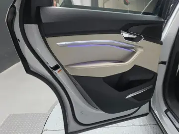 2022 Audi e-tron с пробегом 83 928 км