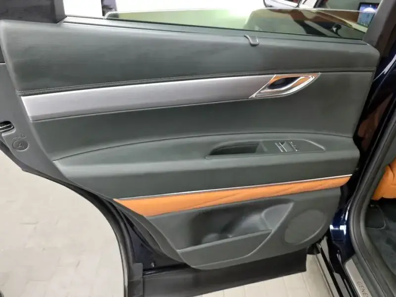 2023 Genesis GV80 с пробегом 11 951 км