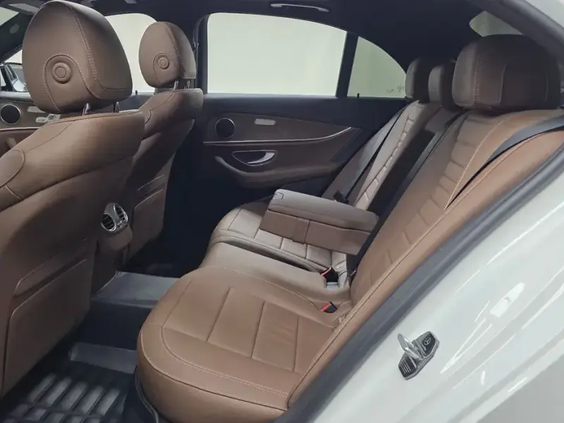 2023 Mercedes-Benz E-Класс с пробегом 17 263 км