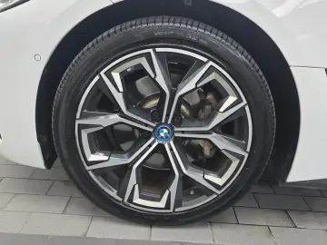 2022 BMW i4 с пробегом 106 084 км